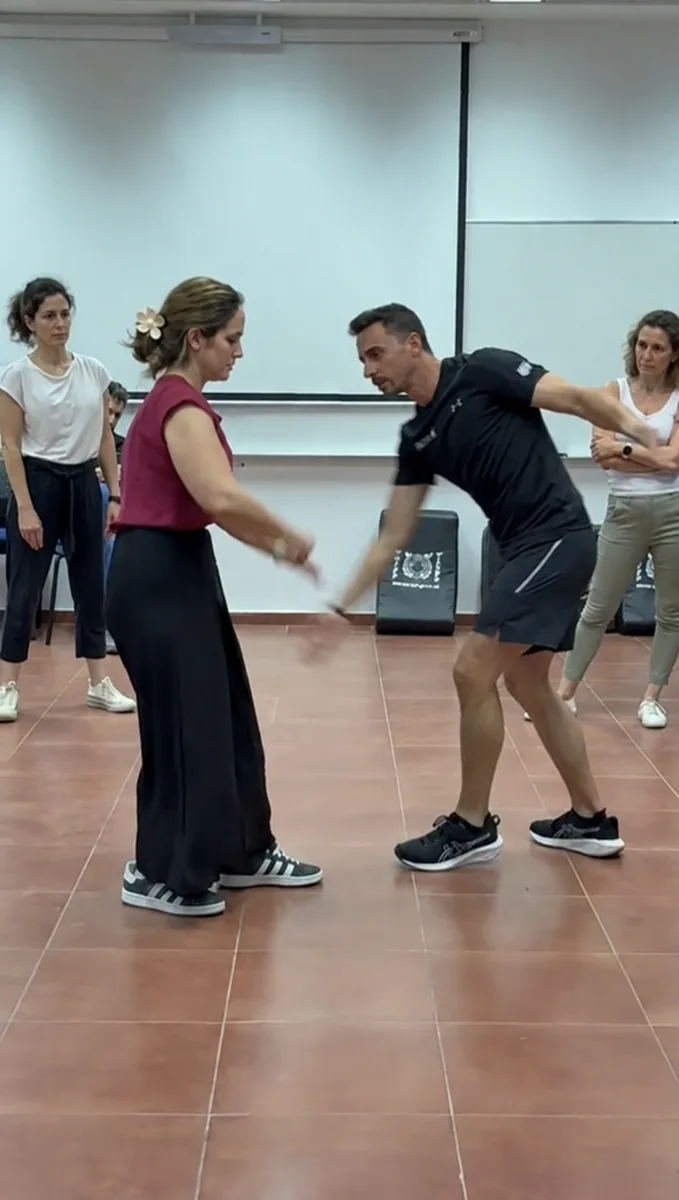 הדגמת הגנה עצמית עם משתתפת בסדנה