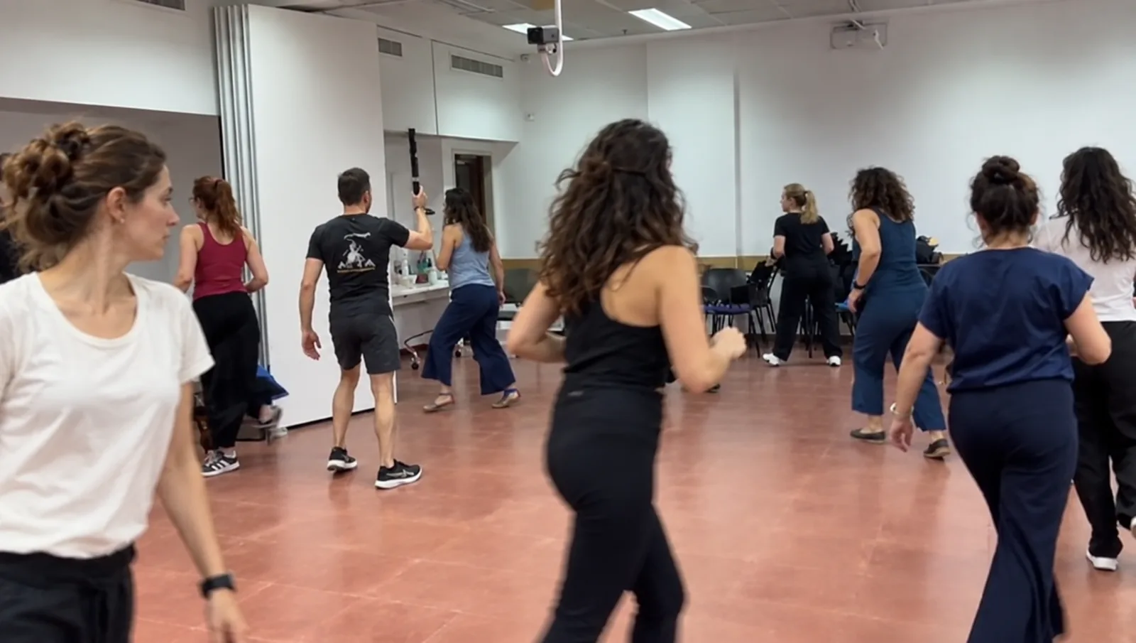 משתתפי סדנה מתרגלים יחד