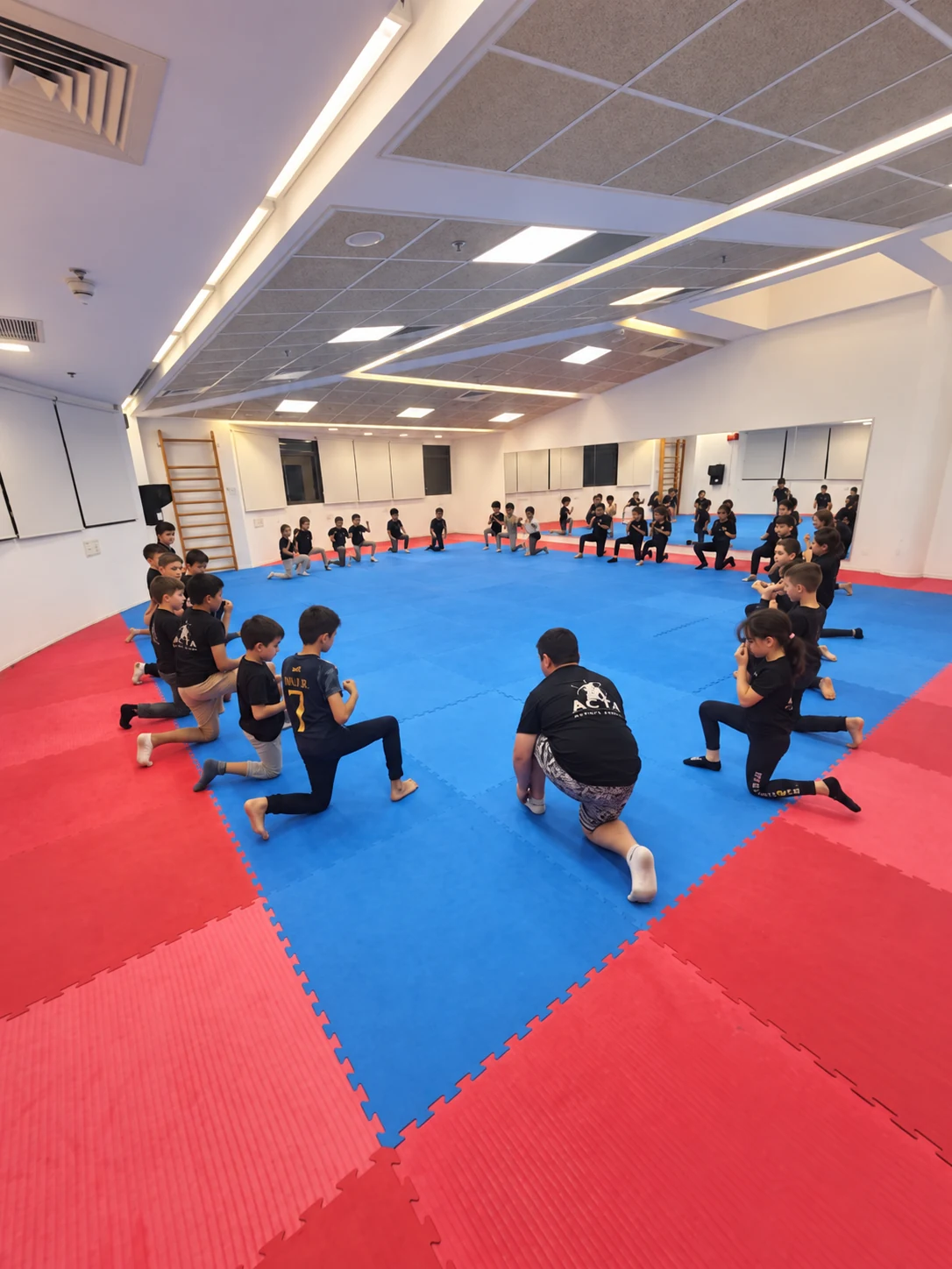 אימון במרכז רמות ספורטיב על המזרנים הכחולים והאדומים
