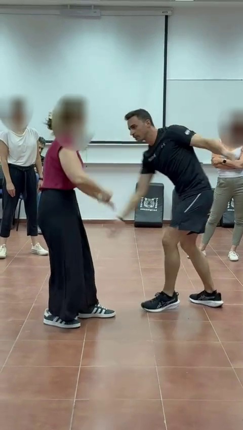 עידן מדגים התחמקות ותגובה בזמן תרגול בסדנה