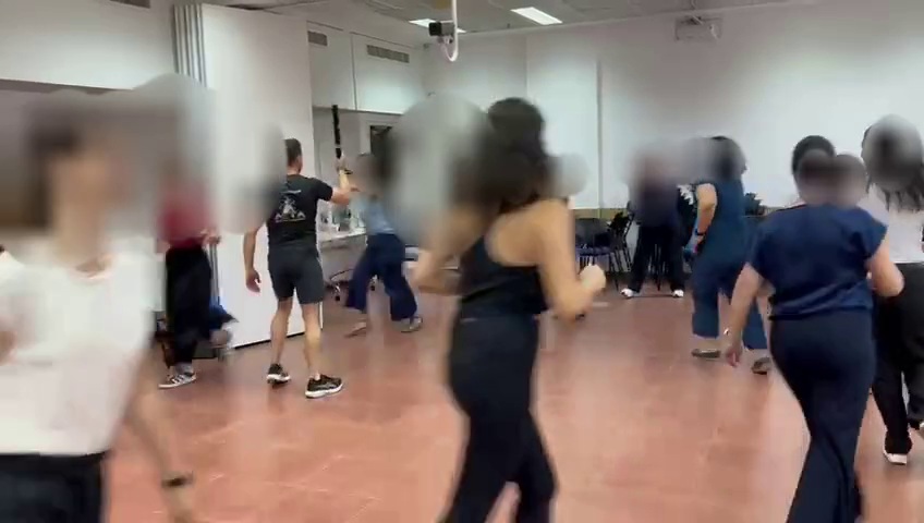 תרגול תנועה והגנה עצמית בקבוצה בסדנה לסגל אוניברסיטת בן גוריון